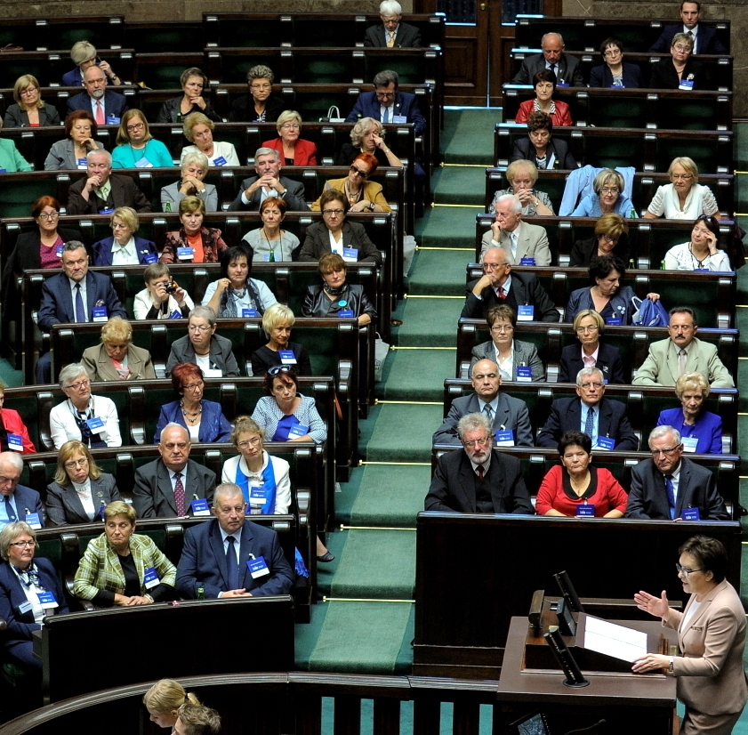 Warszawa, 01.10.2015. Premier Ewa Kopacz (P) przemawia podczas pierwszego posiedzenia Obywatelskiego Parlamentu Seniorów, 1 bm. w Sejmie. W czwartek 1 bm. obchodzimy Międzynarodowy Dzień Osób Starszych, czyli tej grupy społeczeństwa, która - według danych GUS i Eurostatu - dynamicznie rośnie. Prognozy demografów mówią, że do 2020 r. seniorzy będą stanowić blisko 25 proc. polskiego społeczeństwa. (mr) PAP/Marcin Obara ***Zdjęcie do depeszy PAP pt. Kopacz do seniorów: jesteście potrzebni Polsce***