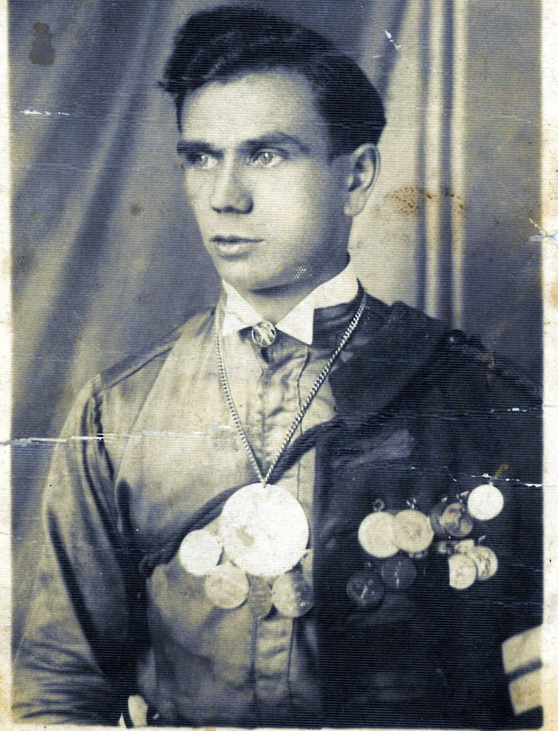 Wacław Skierczyński z przechodnim medalem Sokoła