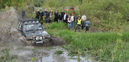 Samochody terenowe i kąpiel w… błocie