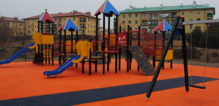 Nowy plac zabaw przy Orliku