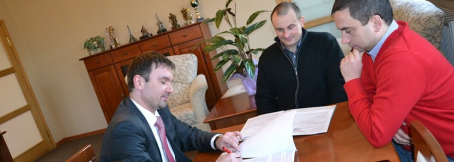 Podpisano umowę na budowę chodnika w Ocieszynie