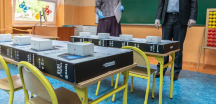 Komputery dla uczniów – burmistrz przekazał sprzęt w szkołach