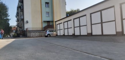 Plac pomiędzy garażami utwardzony