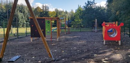 Plac zabaw w Dąbrówce Leśnej już prawie gotowy