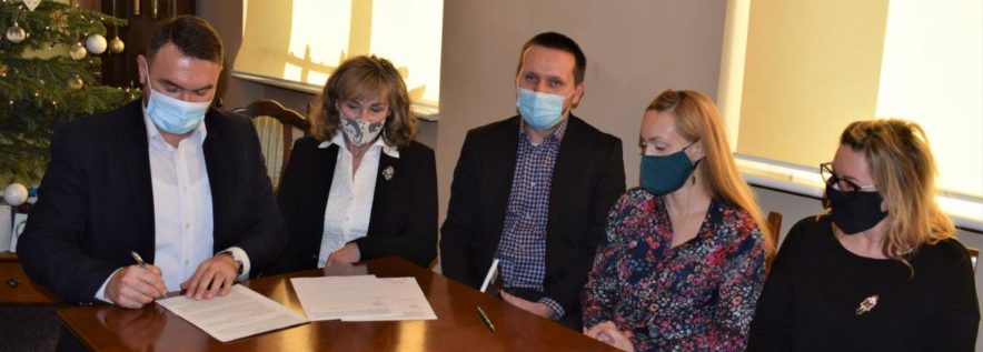 Umowa na boisko w Kowanówku podpisana