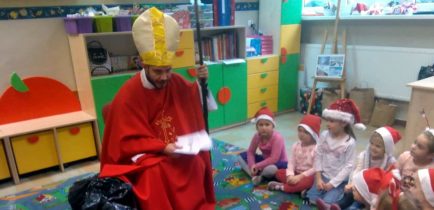 Ksiądz Łukasz wolontariusz z sercem