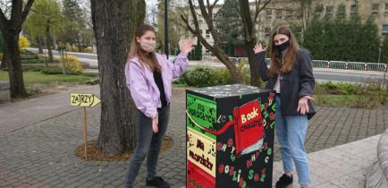 Uwolnij książki w parku!