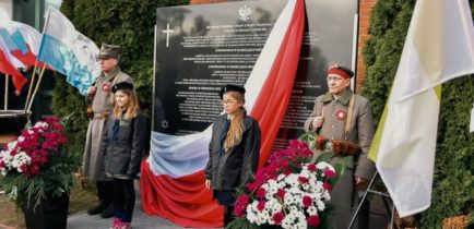 Przy kościele Miłosierdzia Bożego stanęła tablica pamięci oborniczan poległych w czasie II wojny światowej