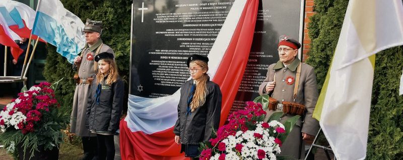 Przy kościele Miłosierdzia Bożego stanęła tablica pamięci oborniczan poległych w czasie II wojny światowej