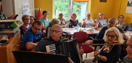Seniorzy śpiewali patriotycznie