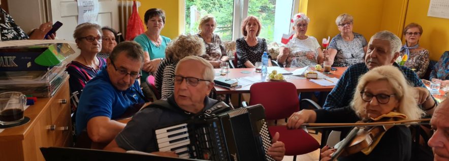 Seniorzy śpiewali patriotycznie