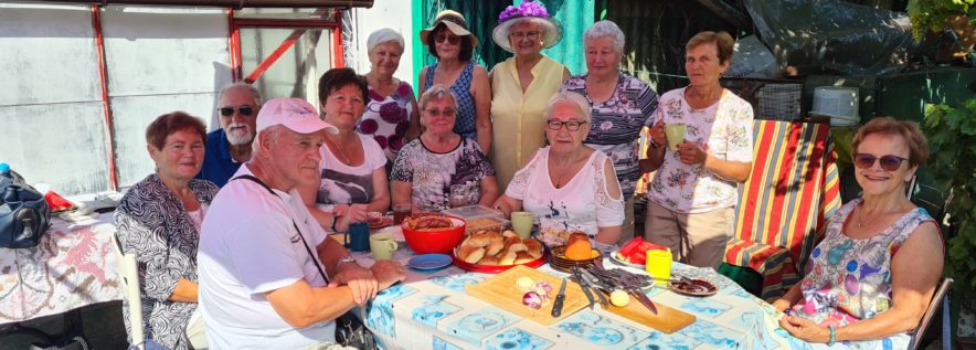 Seniorzy korzystali z pięknej pogody w ogrodowym zaciszu