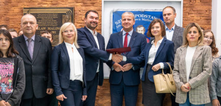 Sala gimnastyczna przy szkole w Chrustowie coraz bliżej