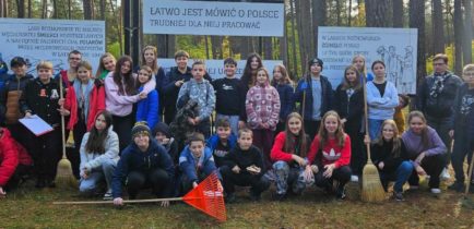 Uczniowie Zespołu Szkolno-Przedszkolnego w Rożnowie pamięci pomordowanym w Lasach Rożnowskich