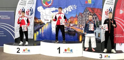 Oborniccy karatecy z medalami z międzynarodowego turnieju