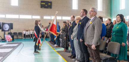 Społeczność szkolna w Maniewie uroczyście otworzyła salę sportową