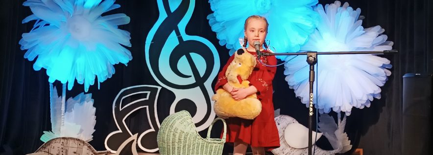 Wiktoria Namysłowska z Maniewa w etapie rejonowym Przeglądu Piosenki Przedszkolaków
