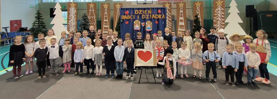 Portret Babci i Dziadka odmalowany przez dzieci z Zespołu Szkolno-Przedszkolnego w Maniewie