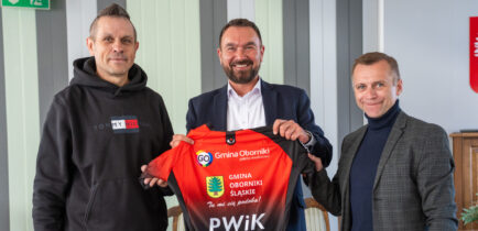 Oborniccy kolarze w wyjątkowej misji – 180 km dla uczczenia 80-lecia Obornik Śląskich