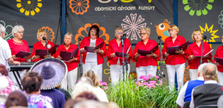 Aktualności - „Stare, ale Jare 2025” – muzyka, energia i kolorowe kapelusze znów porwały Oborniki!
