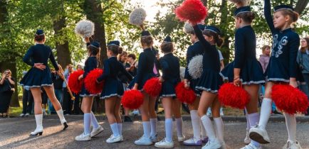 Tamburmajorki w każdą pogodę z nowym strojem są zawsze gotowe – zakup odziezy wierzchniej