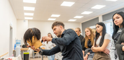 Aktualności - Mistrz świata Tomasz Drab szkolił młodych fryzjerów w Obornikach
