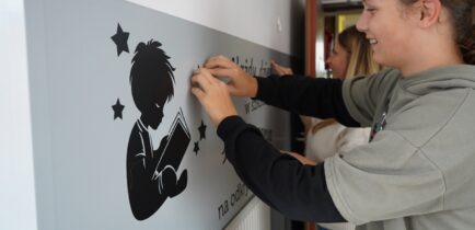 Aktualności - Uczniowie z Maniewa odmienili szkolny hol!