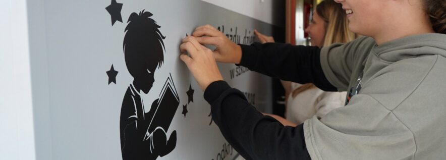 Uczniowie z Maniewa odmienili szkolny hol!