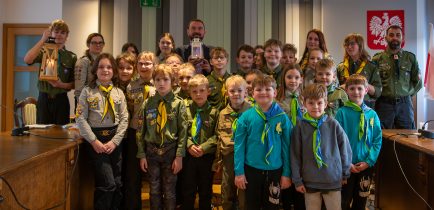 Aktualności - Oborniccy harcerze przynieśli Betlejemskie Światełko Pokoju do Urzędu Miejskiego