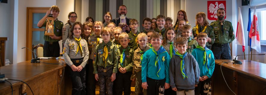 Oborniccy harcerze przynieśli 