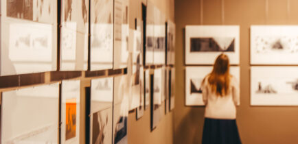 Aktualności - Wernisaż wystawy fotograficznej „10 lat w obiektywie” w bibliotece