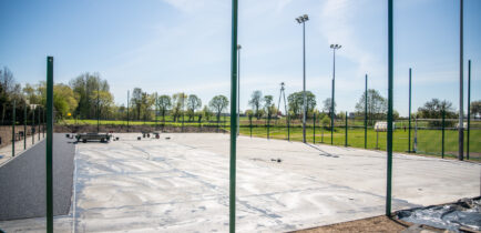 Aktualności - Trwają prace przy budowie boiska i bieżni w Rożnowie