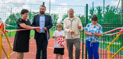 Aktualności - Rożnowo ma nowe boisko i bieżnię. Inwestycję otworzył Minister Sportu i Turystyki