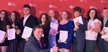 Aktualności - Uczniowie z Rożnowa laureatami ogólnopolskiego konkursu „Silni Polską!”